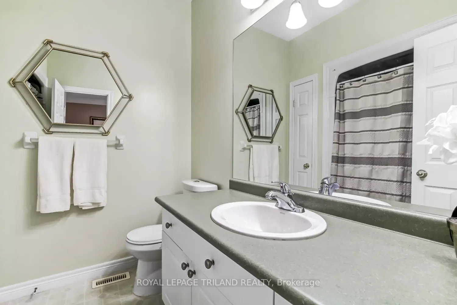 44 Edgevalley Road 47 photo 4