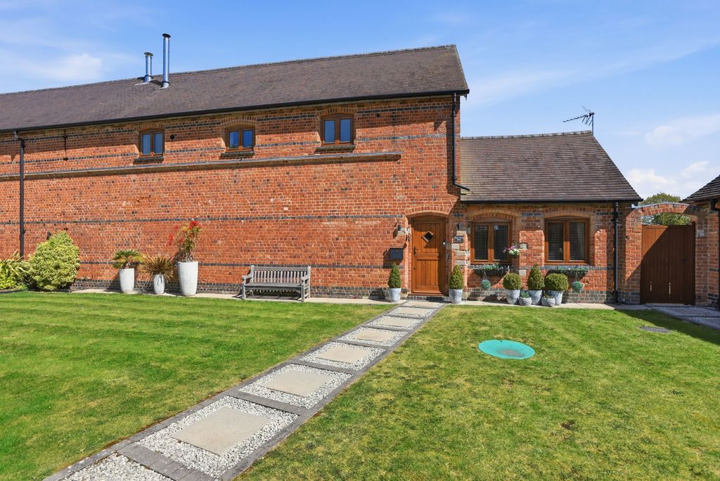 3 bed barn conversion for saleThree Arch Barn, Botley Hill, Henley In Arden B95 photo 2