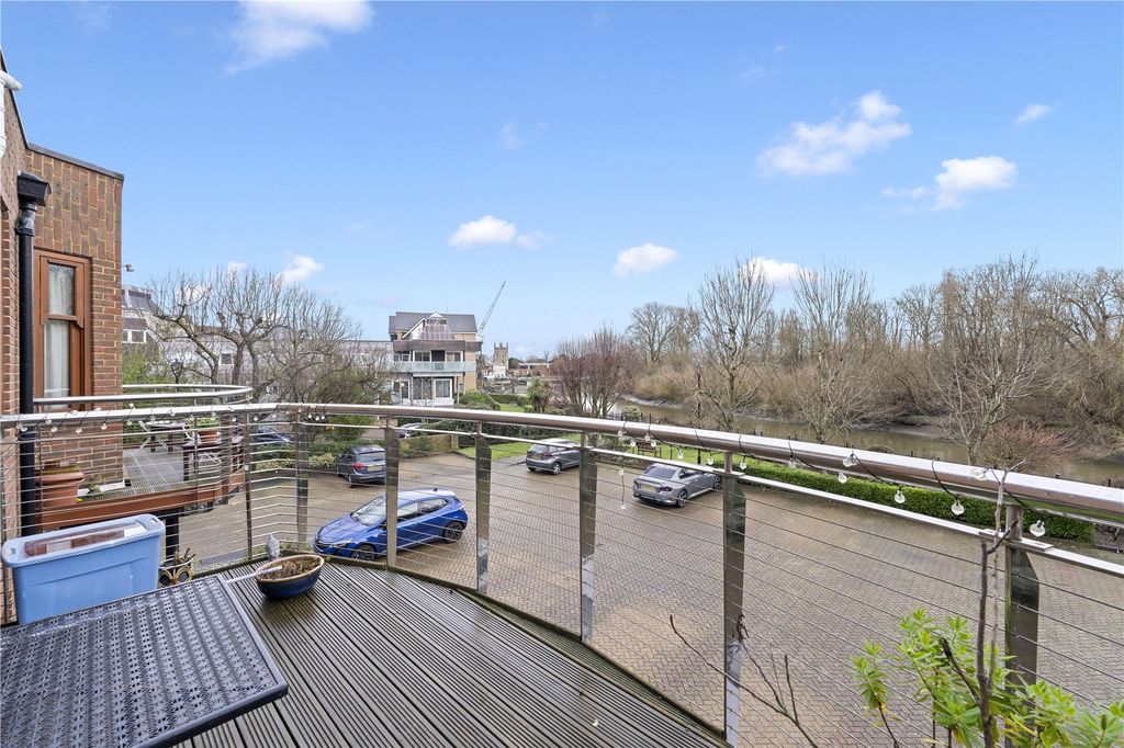 2 bed flat for saleLower Square, Isleworth TW7 photo 3