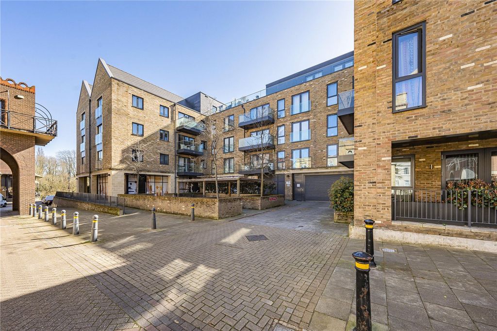 2 bed flat for saleLion Wharf Road, Old Isleworth TW7