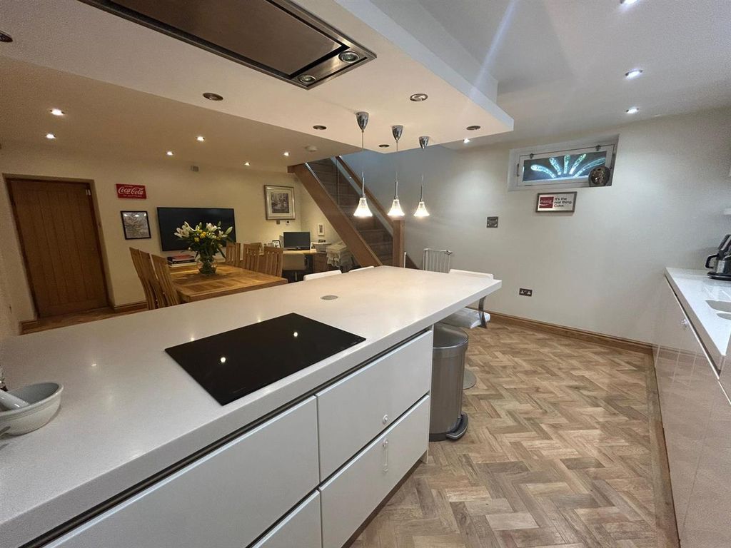 Additional image 21 of 2 bed flat for saleMottram Road, Broadbottom, Hyde SK14