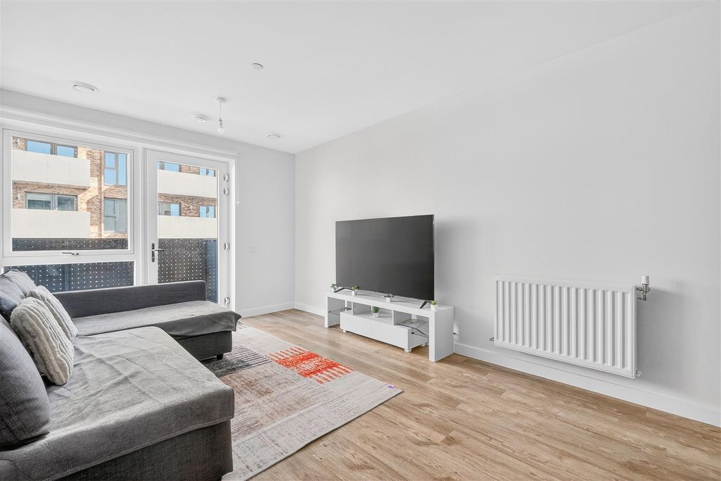 2 bed flat for saleStarling Heights, Seven Kings IG3 photo 3