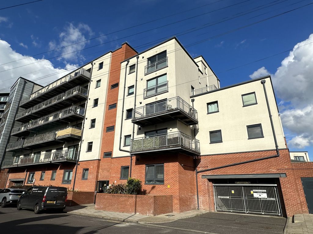 2 bed flat for salePerth Road, Ilford IG2