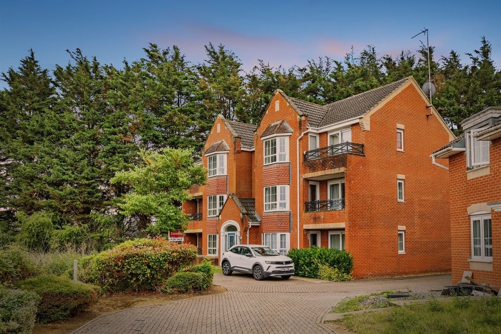 2 bed flat for saleAbbots Way, Kettering NN15