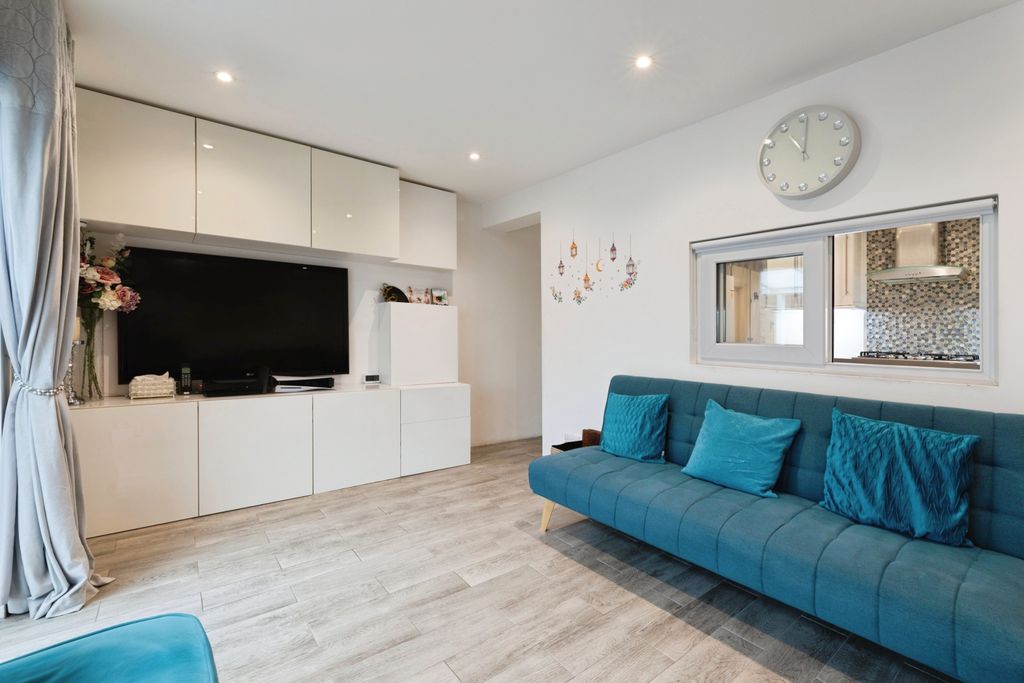 Additional image 5 of 2 bed flat for saleWellesley Road, Ilford IG1