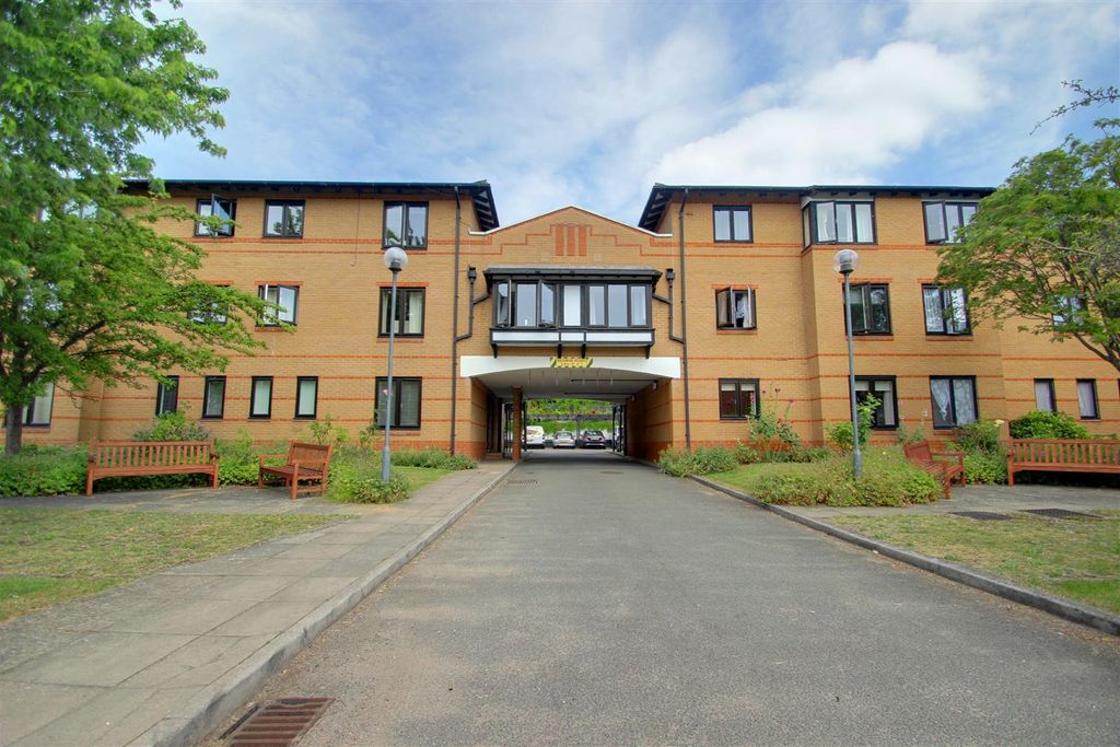 2 bed flat for saleLakeview, Railway Terrace, Kings Langley WD4