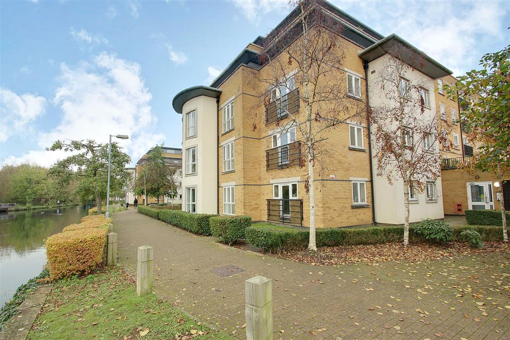 2 bed flat for saleOvaltine Court, Kings Langley WD4