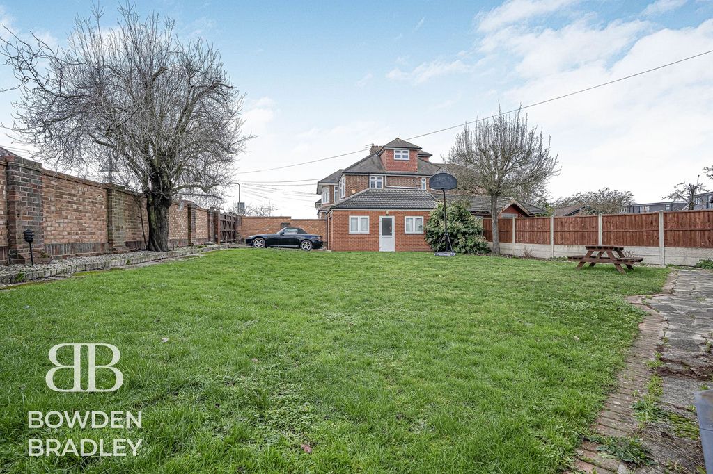 Additional image 30 of 5 bed property for saleAbbotswood Gardens, Clayhall IG5