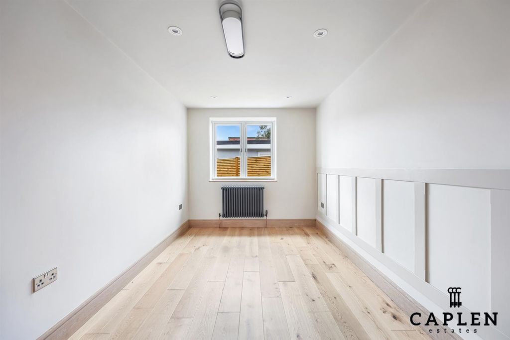 Additional image 12 of 2 bed flat for saleNew North Road, Ilford IG6