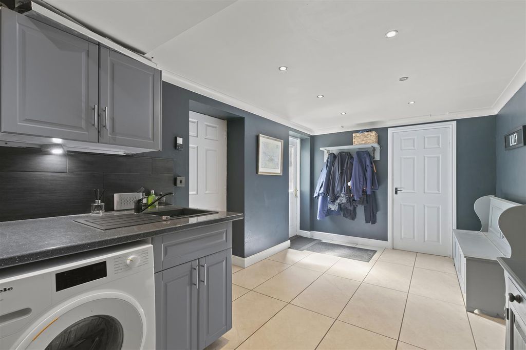 Additional image 13 of 5 bed property for saleCollege Drive, Ilkley LS29
