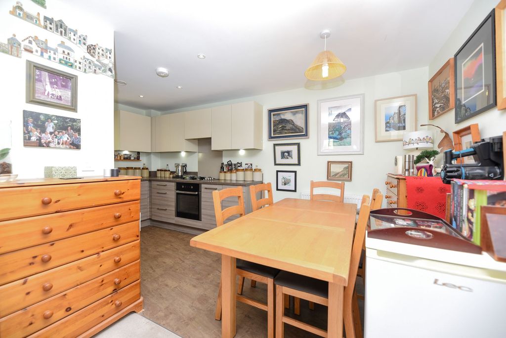 2 bed flat for saleBrookside, Park Square Brookside PE29 photo 5