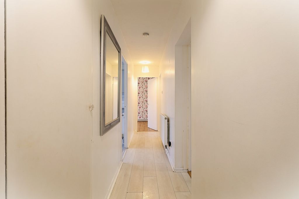 2 bed flat for saleRiverside Close, Kings Langley, Hertfordshire WD4 photo 2