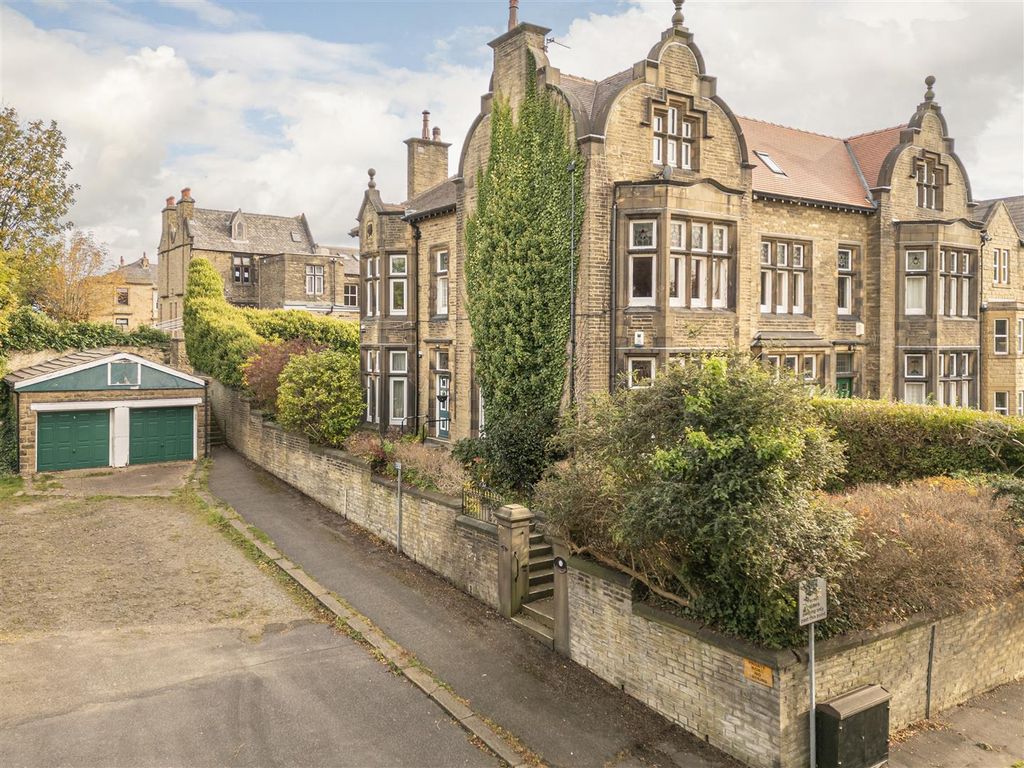 6 bed semi-detached house for salePark Drive, Huddersfield HD1