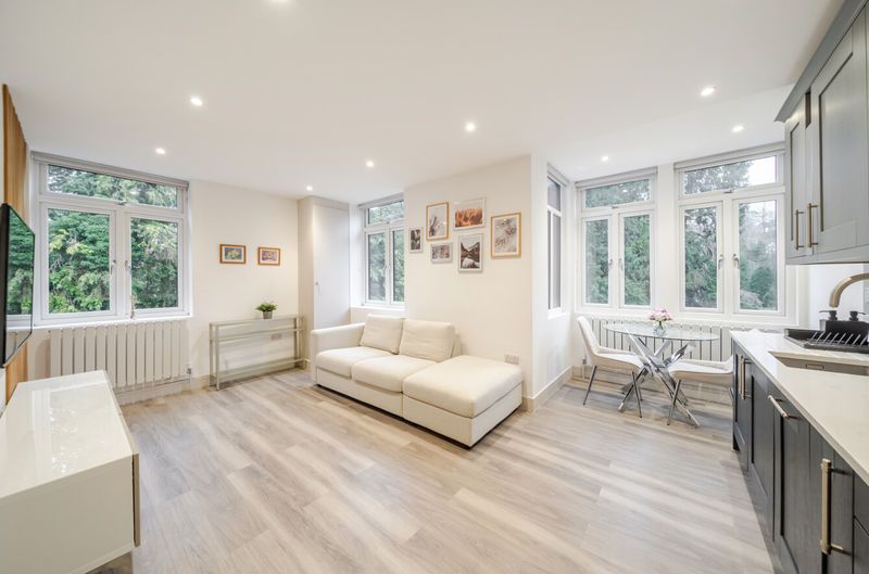 1 bed flat for saleWelcomes Road, Kenley CR8 photo 2