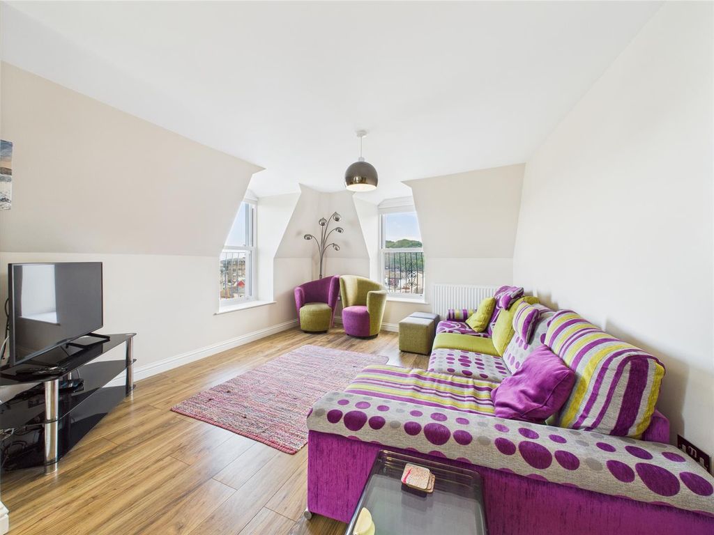 2 bed flat for saleSommers Crescent, Ilfracombe EX34 photo 3