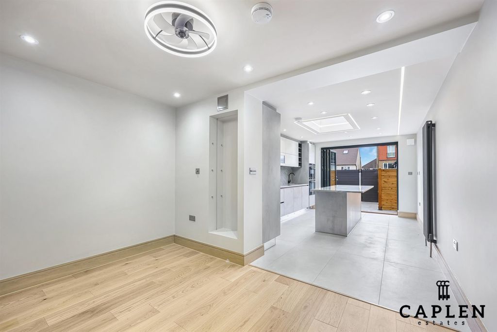 Additional image 8 of 2 bed flat for saleNew North Road, Ilford IG6