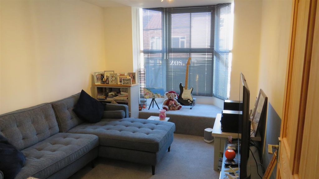 1 bed flat for saleThe Square, Kenilworth CV8 photo 4