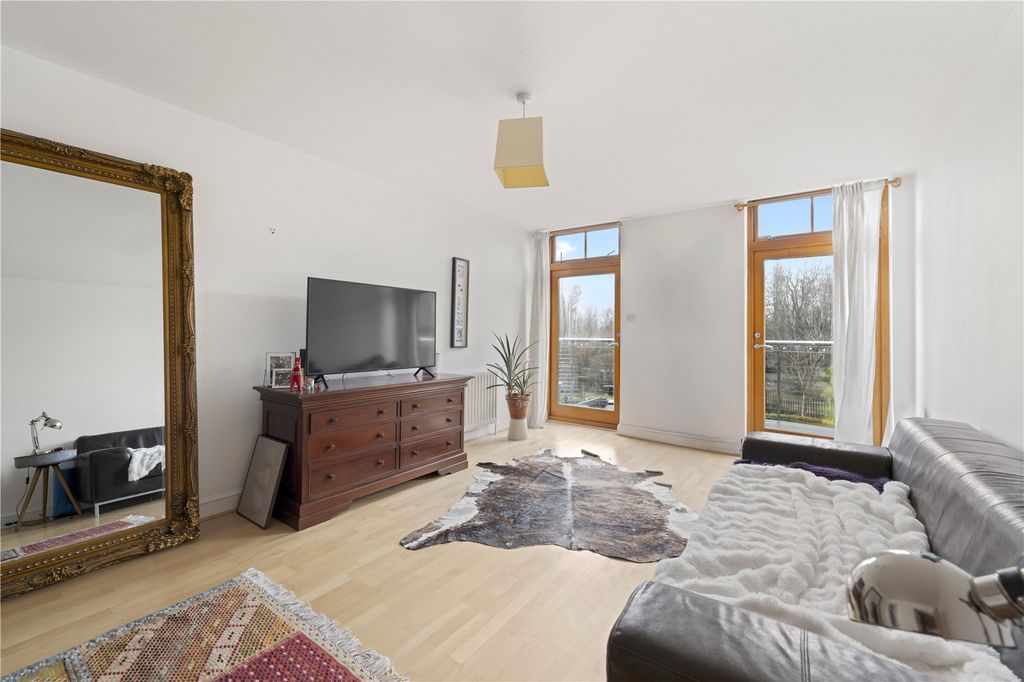 2 bed flat for saleLower Square, Isleworth TW7