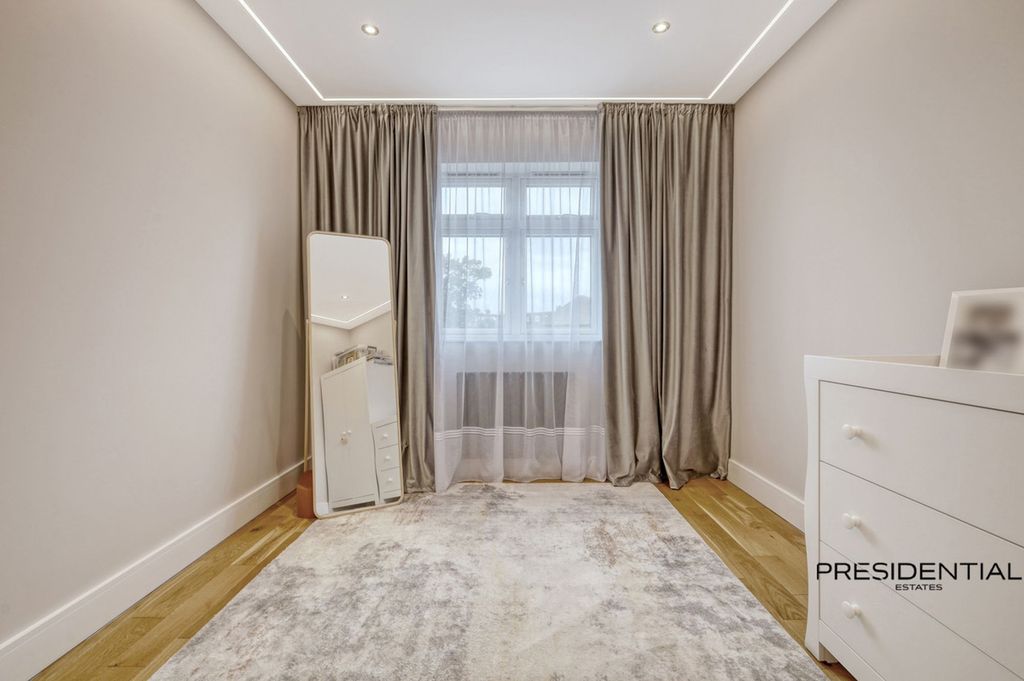 Additional image 31 of 5 bed property for saleKenwood Gardens, Gants Hill IG2