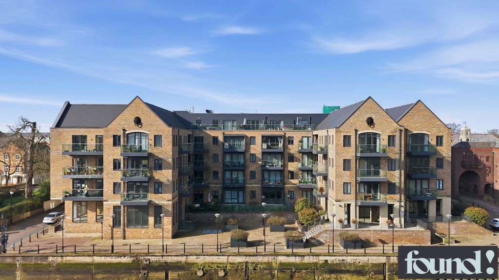 2 bed flat for saleLion Wharf Road, Old Isleworth TW7
