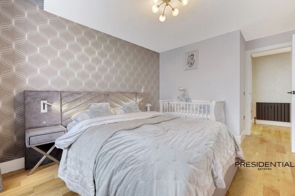 Additional image 25 of 5 bed property for saleKenwood Gardens, Gants Hill IG2