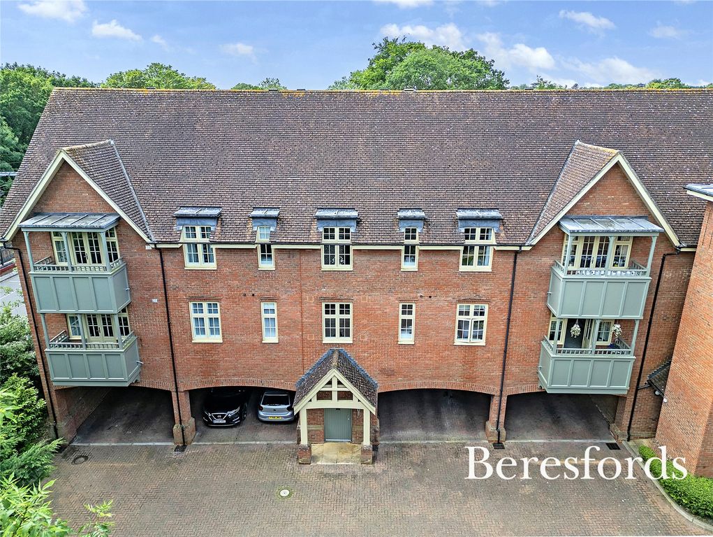 2 bed flat for saleStonegate, The Limes CM4 photo 3
