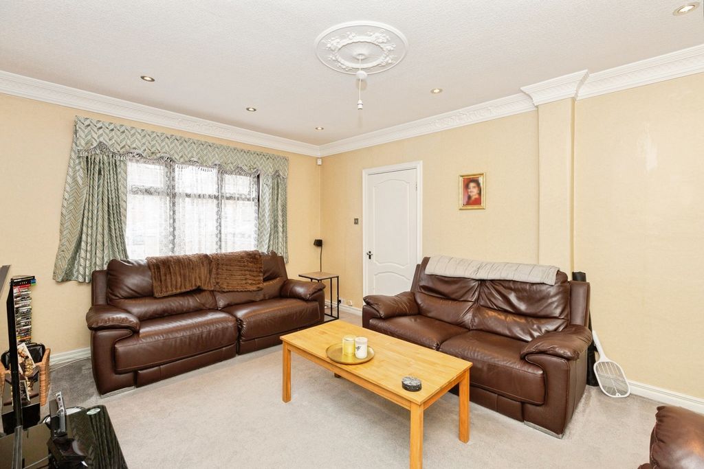 Additional image 12 of 5 bed end terrace house for saleTomswood Hill, Ilford IG6