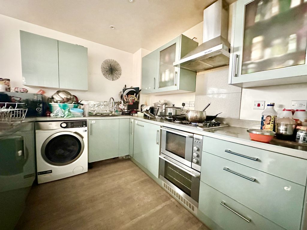 Additional image 3 of 2 bed flat for salePerth Road, Ilford IG2