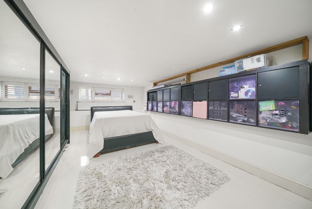 5 bed semi-detached house for saleEastern Avenue, Newbury Park IG2