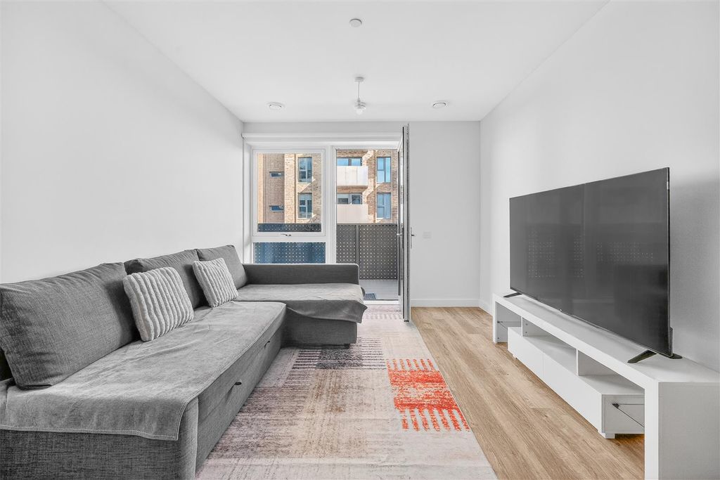 2 bed flat for saleStarling Heights, Seven Kings IG3 photo 4
