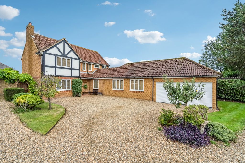 4 bed detached house for saleLeacroft Road, Iver SL0