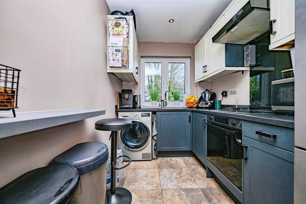 Additional image 19 of 2 bed flat for saleLake View, Railway Terrace, Kings Langley WD4