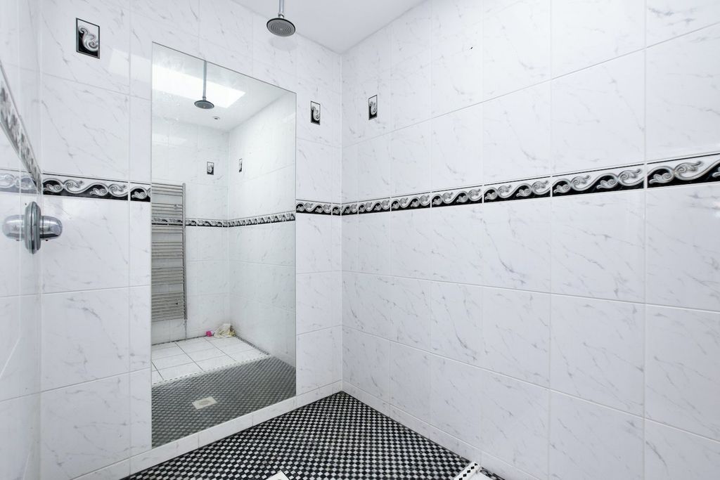 Additional image 11 of 7 bed semi-detached house for saleWarren Lodge, Iver Heath SL0