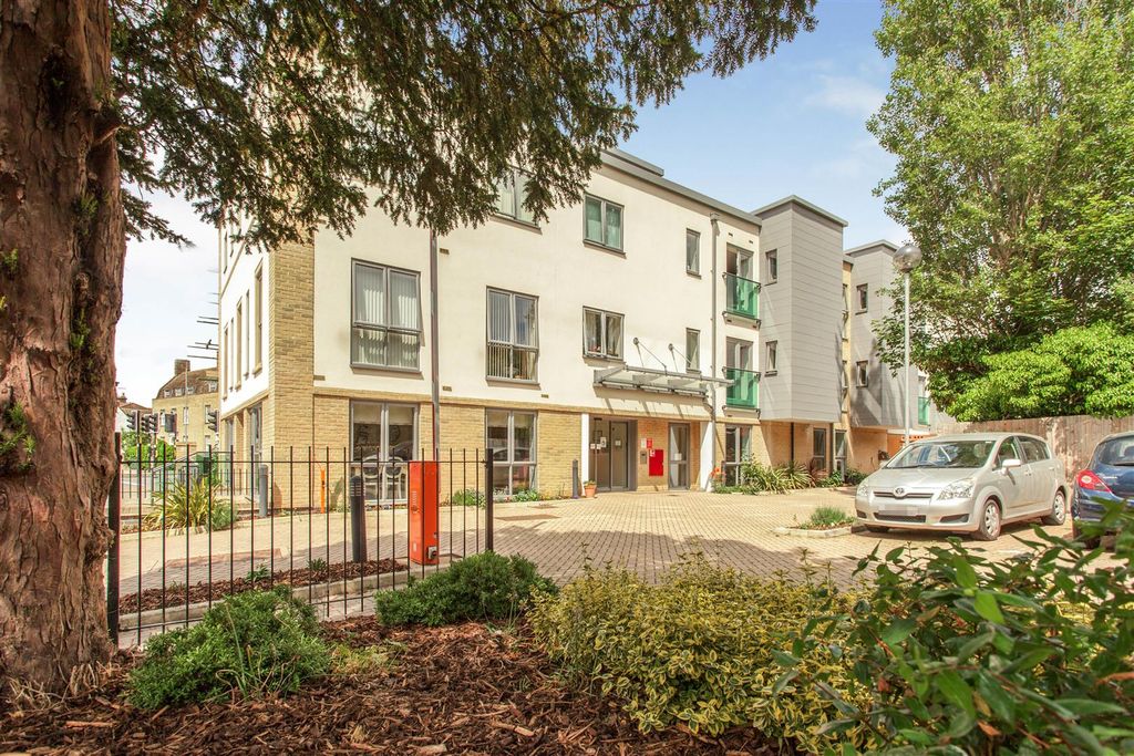 1 bed flat for saleElm Tree Court, High Street, Huntingdon PE29
