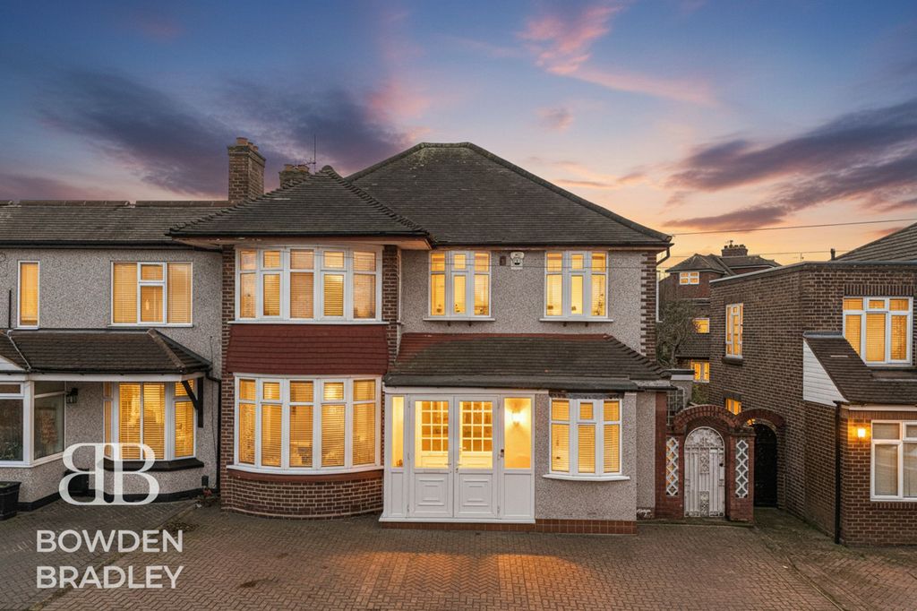 5 bed property for saleAbbotswood Gardens, Clayhall IG5
