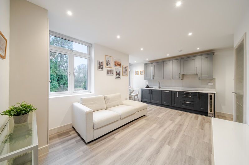 1 bed flat for saleWelcomes Road, Kenley CR8 photo 5