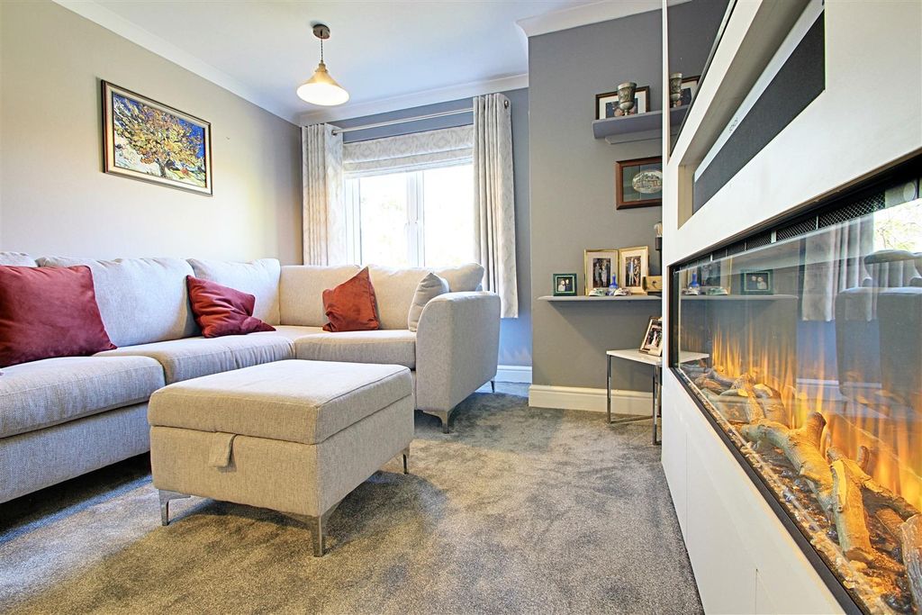 Additional image 5 of 2 bed flat for saleLakeview, Railway Terrace, Kings Langley WD4