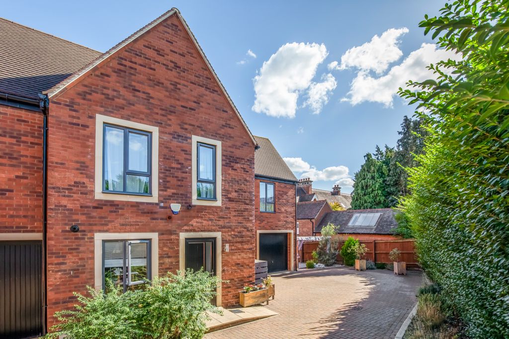4 bed semi-detached house for saleHall Lane, Kettering NN15