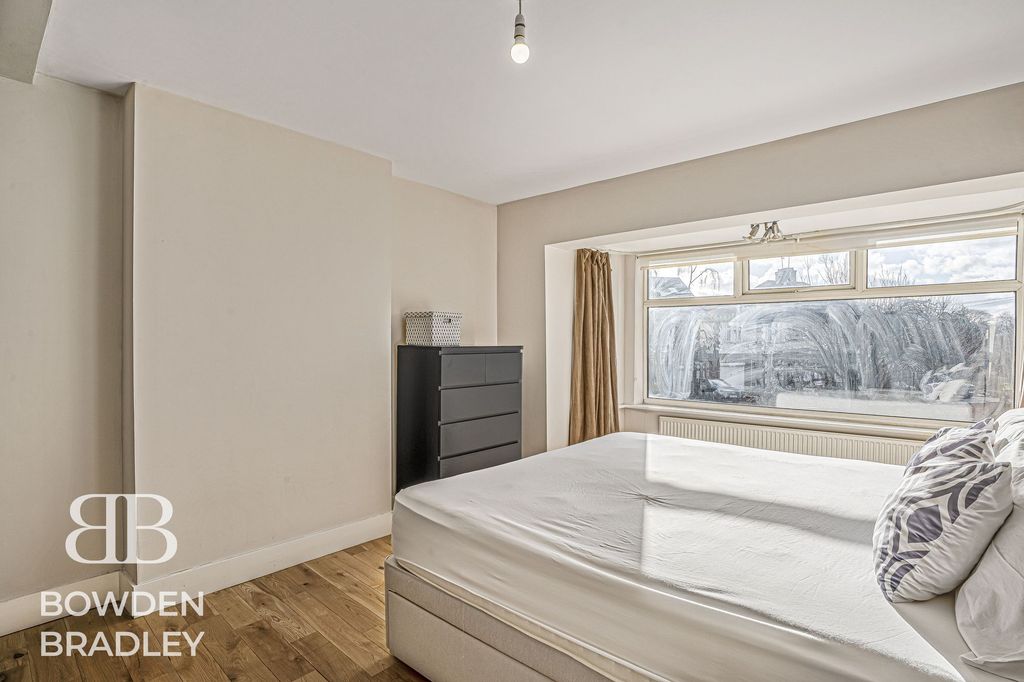 Additional image 20 of 5 bed property for saleAbbotswood Gardens, Clayhall IG5