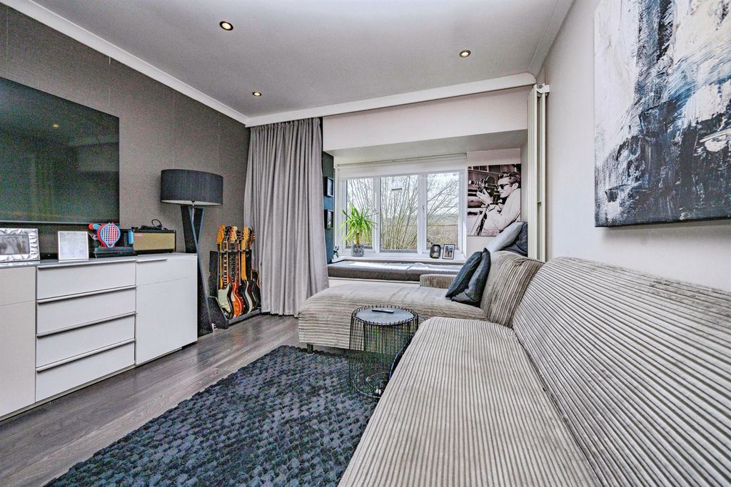 Additional image 4 of 2 bed flat for saleLake View, Railway Terrace, Kings Langley WD4