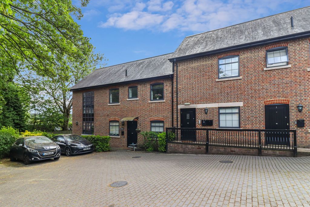 2 bed flat for saleHigh Street, Kings Langley WD4