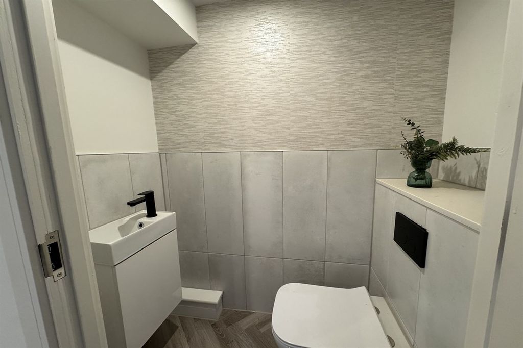 Additional image 6 of 4 bed property for saleChurch Mead, Greater Manchester SK14