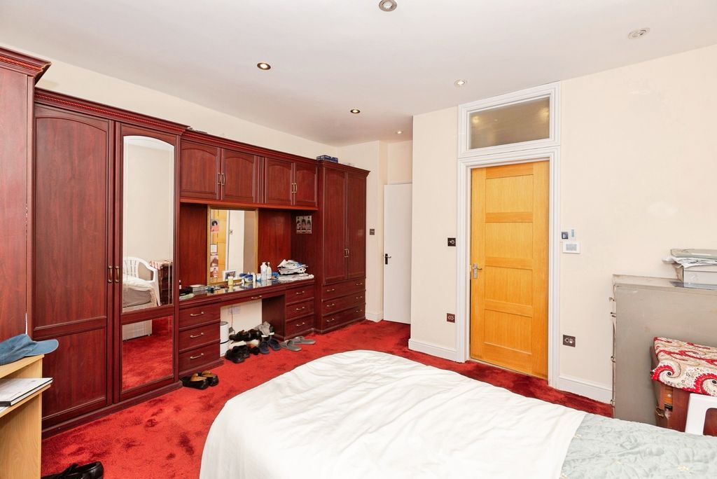 Additional image 15 of 5 bed end terrace house for saleTomswood Hill, Ilford IG6