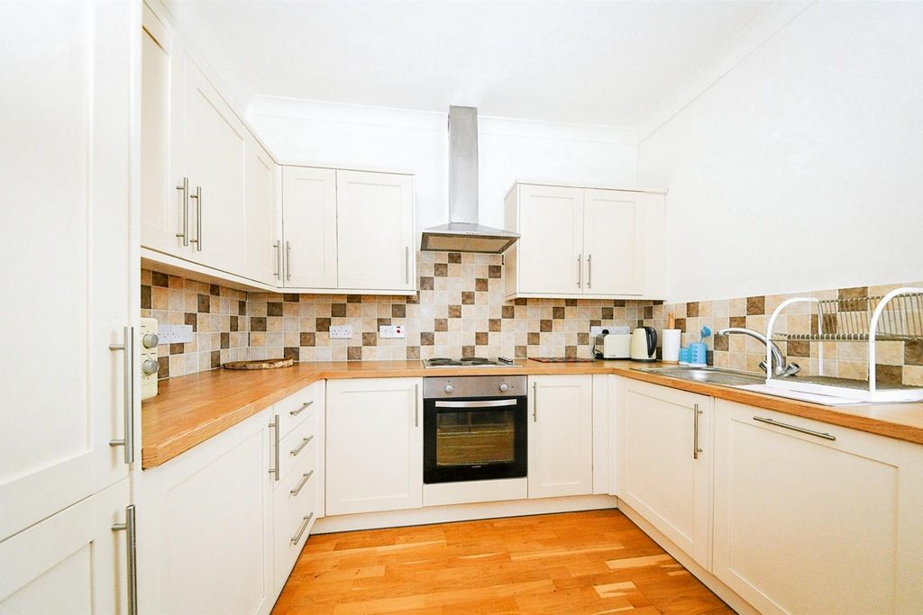 2 bed flat for saleNorthgate, Hunstanton PE36 photo 2