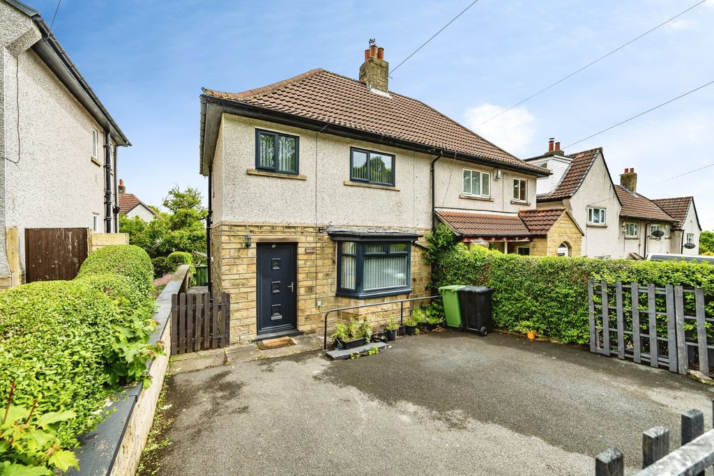 3 bed semi-detached house for saleHighlands Avenue, Huddersfield HD5