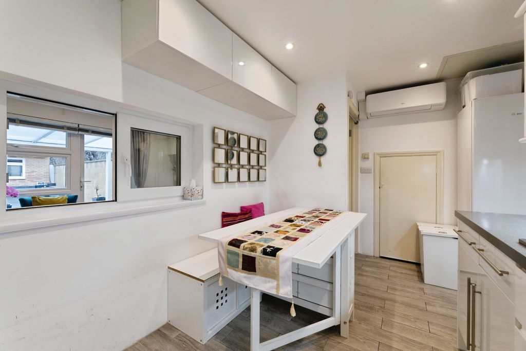 Additional image 8 of 2 bed flat for saleWellesley Road, Ilford IG1
