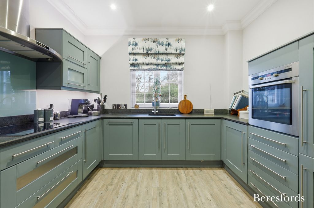 1 bed flat for saleStonegate, The Limes CM4 photo 5