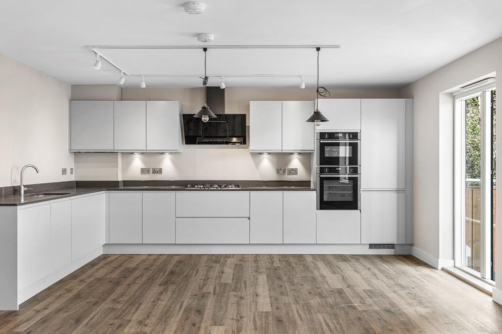 2 bed flat for salePark Lane, Knebworth SG3 photo 3