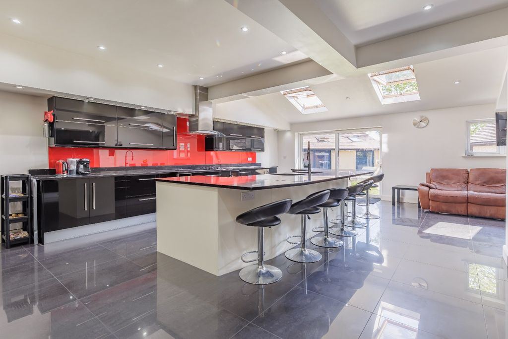 4 bed semi-detached house for saleStainforth Road, Newbury Park IG2 photo 4