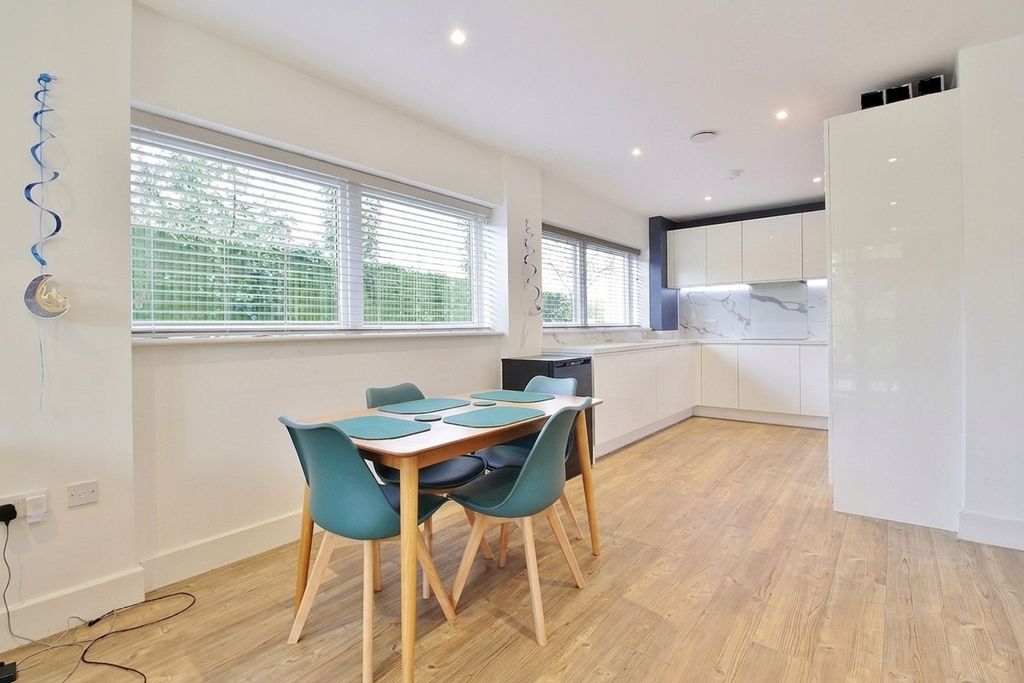 3 bed flat for saleShelsley House, Frazer Nash Close, Isleworth TW7